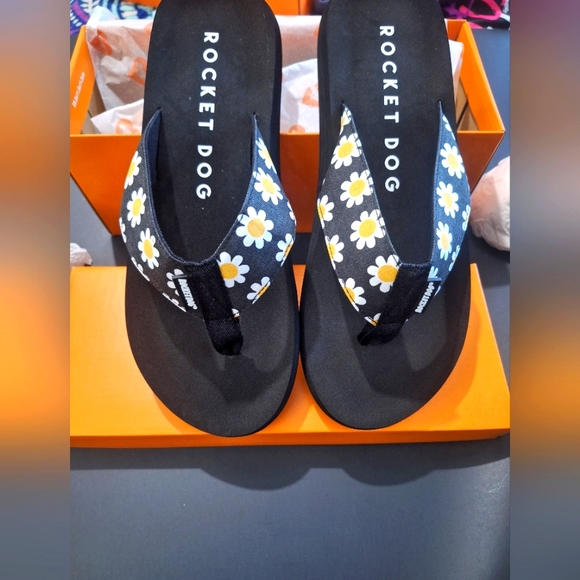 Rocket Dog brand flip flops- Sunflower print- New in box - Picture 1 of 2